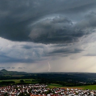 Ein Gewitter über Schwäbisch Gmünd in BW. Symbolbild für Warnungen zu Unwetter, Hagel und Gewitter in Rheinland-Pfalz und Baden-Württemberg.