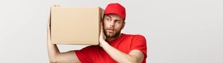 Ein Mann trägt neugierig ein Paket auf dem Arm. Symbolbild für eine Mystery Box.
