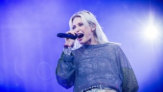 Emily Armstrong von der Band Linkin Park steht während ihres Konzerts im Rahmen ihrer «From Zero World Tour 2025» auf der Bühne in der Heinz-von-Heiden-Arena.