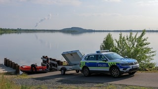 Polizisten bereiten ein Schlauchboot am Geiseltalsee vor um nach der mutmaßlichen Großkatze in der Nähe des Sees zu suchen. (Foto: dpa Bildfunk, picture alliance/dpa | Jan Woitas) Polizisten bereiten ein Schlauchboot am Geiseltalsee vor um nach der mutmaßlichen Großkatze in der Nähe des Sees zu suchen.