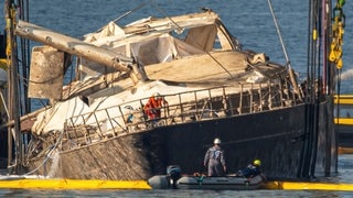 Im gehobenen Wrack der „Bayesian“ befinden sich nach Behördenangaben noch rund 18.000 Liter Treibstoff. (Foto: dpa Bildfunk, picture alliance/dpa/AP | Salvatore Cavalli) Im gehobenen Wrack der „Bayesian“ befinden sich nach Behördenangaben noch rund 18.000 Liter Treibstoff.