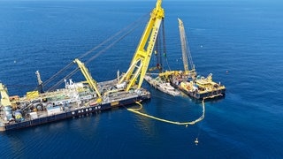 Gekenterte Segelyacht „Bayesian“ wird vor Sizilien mit einem Kran aus dem Meer geborgen. (Foto: Reuters, REUTERS Danilo Arnone) Gekenterte Segelyacht „Bayesian“ wird vor Sizilien mit einem Kran aus dem Meer geborgen.