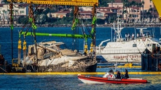 Die Bergung der gekenterten Yacht „Bayesian“ wird von der sizilianischen Küstenwache koordiniert und streng überwacht. (Foto: dpa Bildfunk, picture alliance/dpa/AP | Salvatore Cavalli) Die Bergung der gekenterten Yacht „Bayesian“ wird von der sizilianischen Küstenwache koordiniert und streng überwacht.