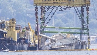 Nach dem Untergang der Superyacht „Bayesian“ vor der Küste Siziliens ist das Wrack mit einem Kran geborgen worden. (Foto: IMAGO, IMAGO News Licensing) Nach dem Untergang der Superyacht „Bayesian“ vor der Küste Siziliens ist das Wrack mit einem Kran geborgen worden.
