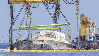 Nach dem Untergang der Superyacht „Bayesian“ vor der Küste Siziliens ist das Wrack mit einem Kran geborgen worden.