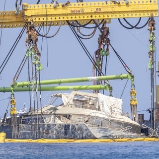 Nach dem Untergang der Superyacht „Bayesian“ vor der Küste Siziliens ist das Wrack mit einem Kran geborgen worden.