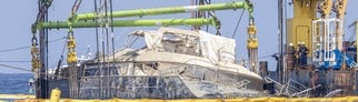 Nach dem Untergang der Superyacht „Bayesian“ vor der Küste Siziliens ist das Wrack mit einem Kran geborgen worden.
