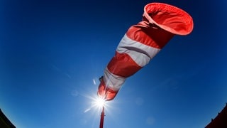 In Baden-Württemberg und Rheinland-Pfalz wehen die Windsäcke – es soll für diese Jahreszeit ungewöhnlich stürmisch werden.