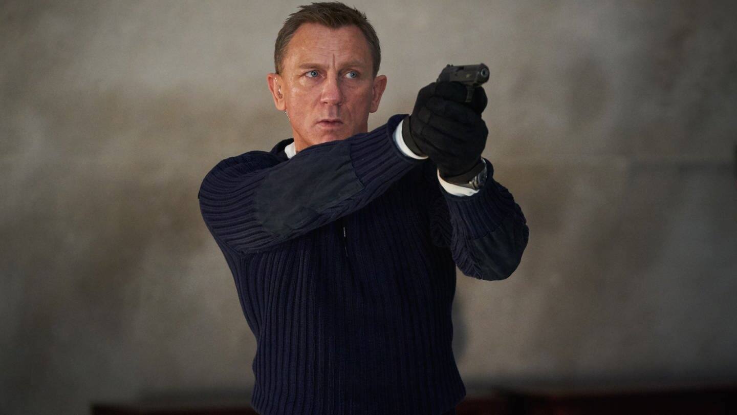 Schauspieler Daniel Craig zielt als Agent James Bond mit einer Pistole. (Foto: dpa Bildfunk, picture alliance/dpa/DANJAQ and Metro Goldwyn Mayer Pictures/Universal Pictures | Nicole Dove)
