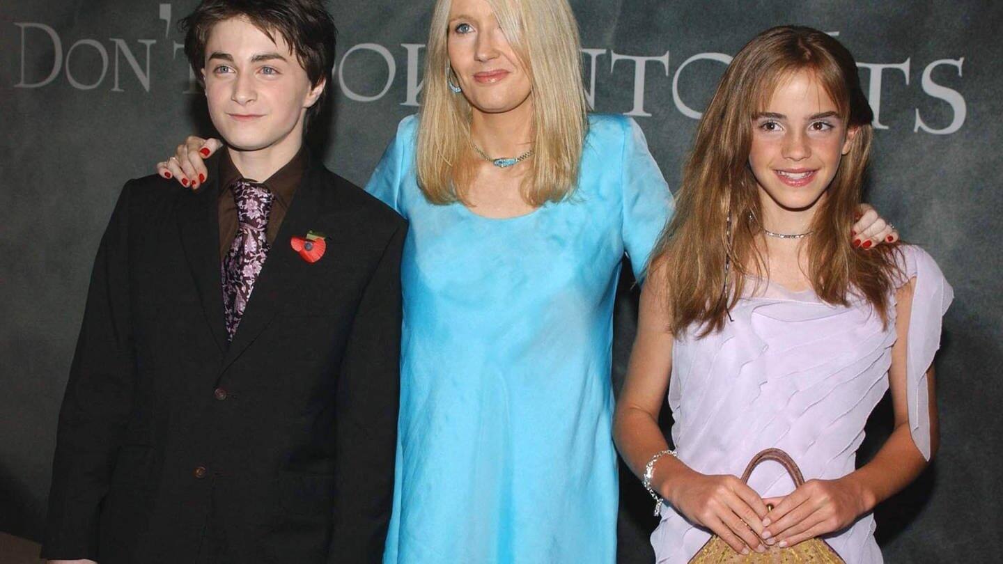 Die Harry Potter-Darsteller Emma Watson und Daniel Radcliffe posieren neben Autorin J.K. Rowling. (Foto: dpa Bildfunk, picture alliance / Ian West/epa/dpa)