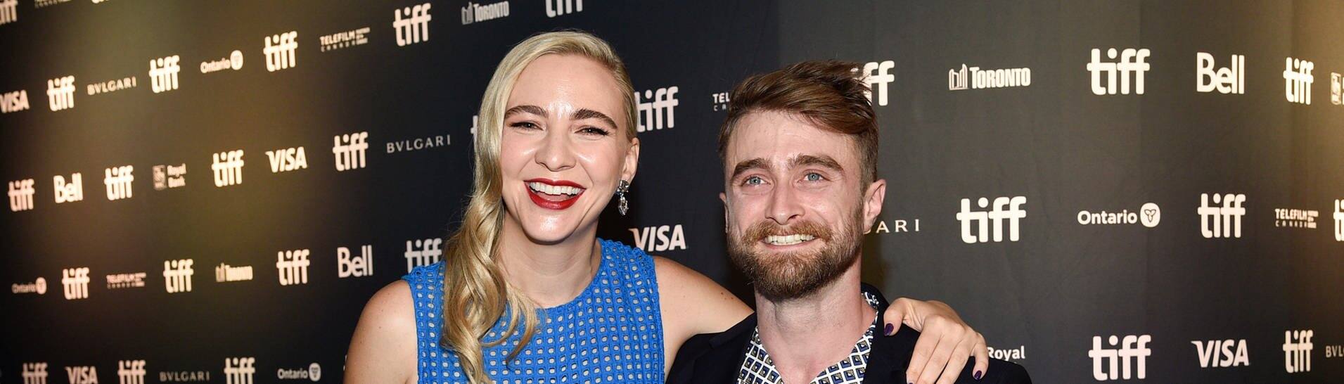 „Harry Potter“-Star Daniel Radcliffe und seine Freundin Erin Darke lachen in die Kamera.  (Foto: dpa Bildfunk, picture alliance/dpa/Invision/AP | Evan Agostini)