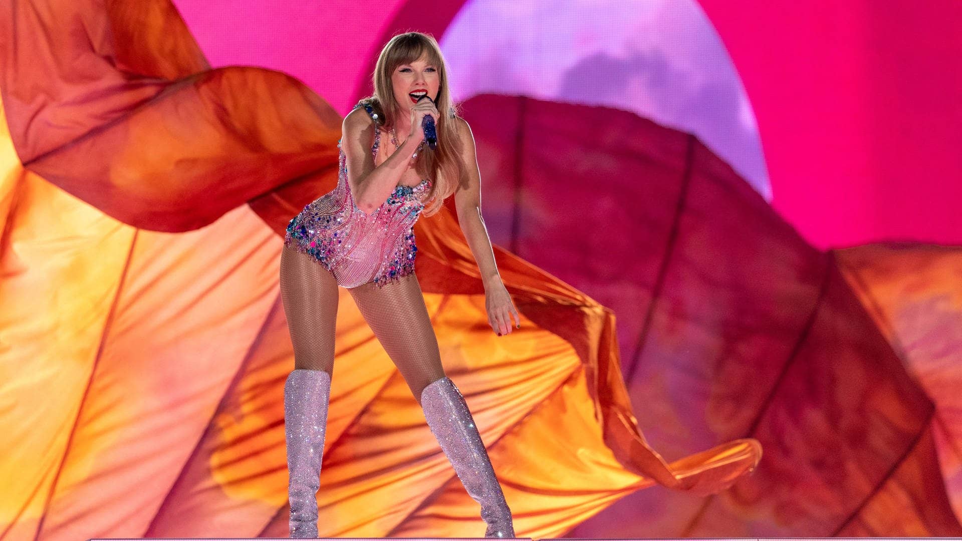 US-Sängerin Taylor Swift steht auf der Bühne und performt während der Eras Tour im Allegiant Stadium. (Foto: dpa Bildfunk, picture alliance/dpa/ZUMA Press Wire | Daniel Deslover)