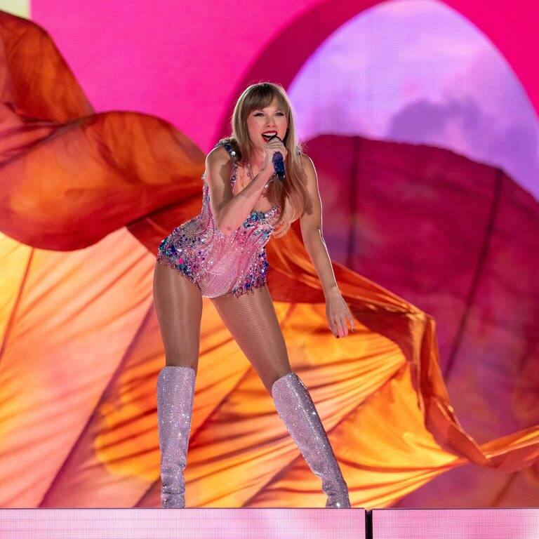 US-Sängerin Taylor Swift steht auf der Bühne und performt während der Eras Tour im Allegiant Stadium. (Foto: dpa Bildfunk, picture alliance/dpa/ZUMA Press Wire | Daniel Deslover)