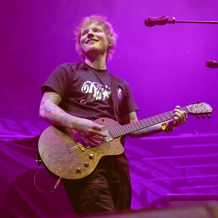 Sänger Ed Sheeran spielt während eines Konzerts Gitarre (Foto: IMAGO, IMAGO / Avalon.red)