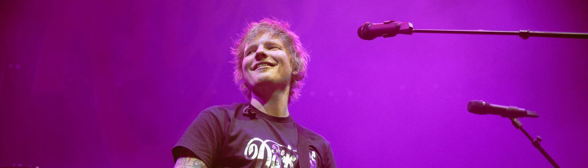 Sänger Ed Sheeran spielt während eines Konzerts Gitarre (Foto: IMAGO, IMAGO / Avalon.red)
