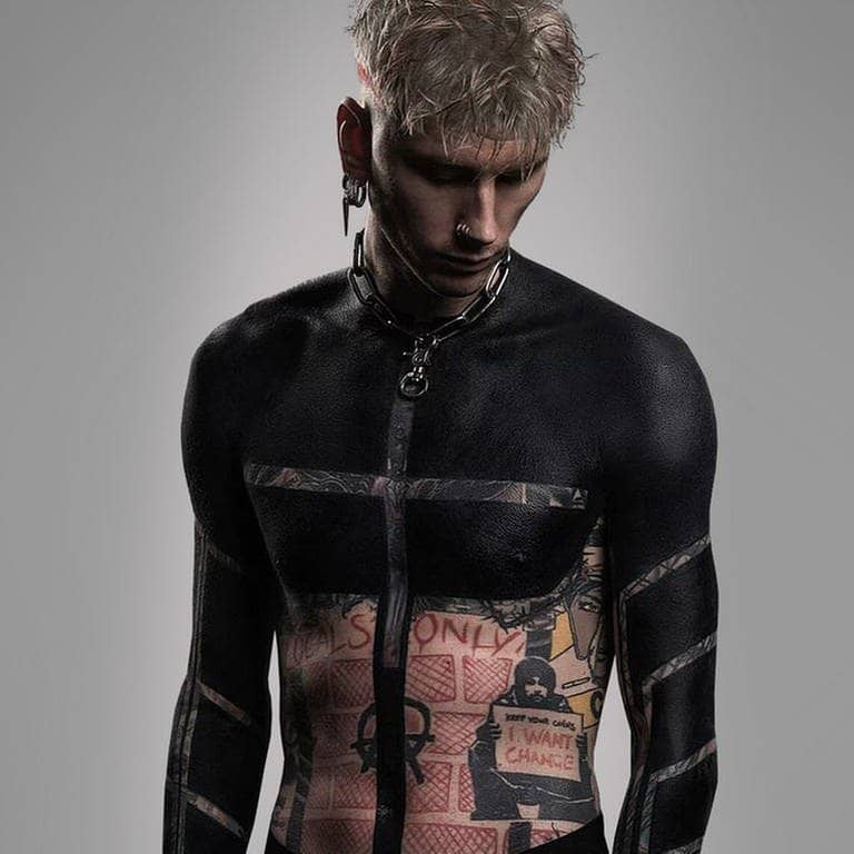 Machine Gun Kelly überrascht bei Instagram mit einem Bild seines neuen schwarzen Tattoos am ganzen Oberkörper (Foto: Screenshot / Instagram @machinegunkelly / Montage: SWR3)
