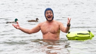 Komiker Wigald Boning geht seit 2,5 Jahren jeden Tag baden - in Seen, Flüssen, Tüpeln oder der Badewanne auf dem Balkon.