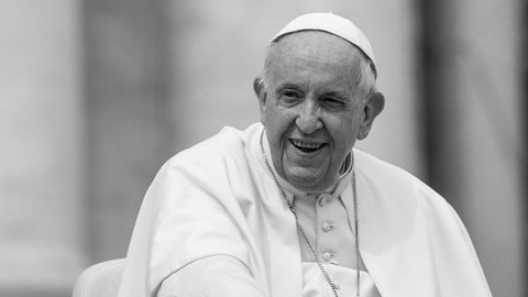 Papst Franziskus lächelt, während er im Papamobil über den Petersplatz in Rom fährt. (Foto: IMAGO, IMAGO/ZUMA Wire) Papst Franziskus lächelt, während er im Papamobil über den Petersplatz in Rom fährt.