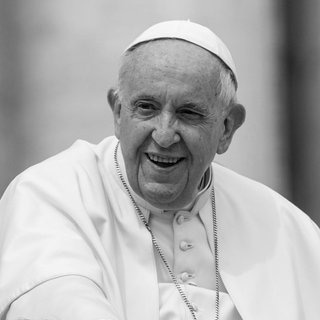 Papst Franziskus lächelt, während er im Papamobil über den Petersplatz in Rom fährt.