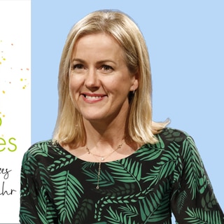 Jojo Moyes vor blauem Hintergrund um dem Cover ihres Bestsellers „Ein ganzes halbes Jahr“. Interview mit Kristian Thees.