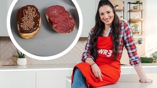 Sally Özcan zeigt, welche 3 Essens-Jugendsünden sie gerne gegessen hat. Darunter ein Brötchen mit Schokocreme und Salami.