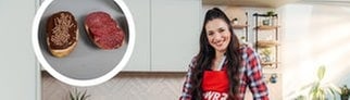 Sally Özcan zeigt, welche 3 Essens-Jugendsünden sie gerne gegessen hat. Darunter ein Brötchen mit Schokocreme und Salami.