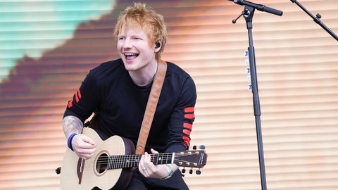 Ed Sheeran singt bei einem Konzert mit seiner Gitarre. Bald könnte es ein Duett mit Fan Ellie Banke geben.