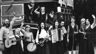 Alte Fotografie der Kelly Family vor ihrem Bus, bevor Mama Barbara-Ann Kelly 1982 verstarb (Foto: picture-alliance / Reportdienste, dpa Bildfunk, picture-alliance / dpa | Dieter Klar) Alte Fotografie der Kelly Family vor ihrem Bus, bevor Mama Barbara-Ann Kelly 1982 verstarb