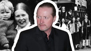 Joey Kelly vor Bildern von seiner Mama Barbara-Ann Kelly, von der sich die Familie nach ihrem Tod verabschiedete