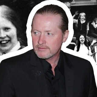 Joey Kelly vor Bildern von seiner Mama Barbara-Ann Kelly, von der sich die Familie nach ihrem Tod verabschiedete