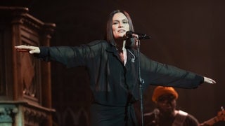 Jessie J singt bei einem Konzert. Weil sie Brustkrebs hat, macht sie eine Auszeit.