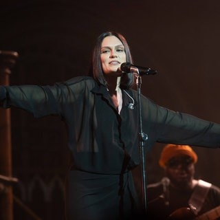 Jessie J singt bei einem Konzert. Weil sie Brustkrebs hat, macht sie eine Auszeit.