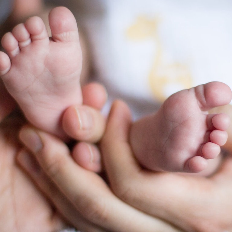 Mutter hält Baby (Foto: Adobe Stock/Canaan)