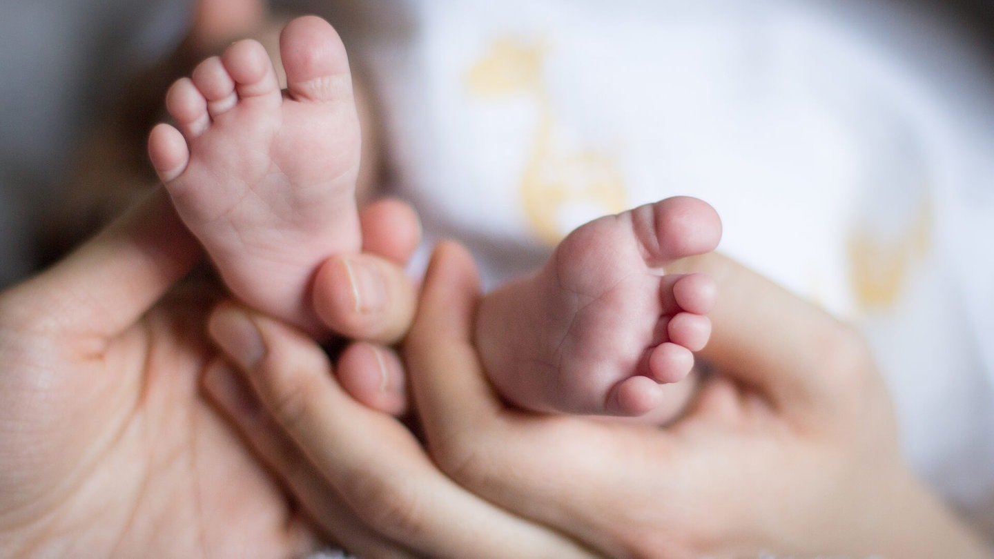 Foto: Adobe Stock/Canaan Mutter hält Baby (Foto: Adobe Stock/Canaan)