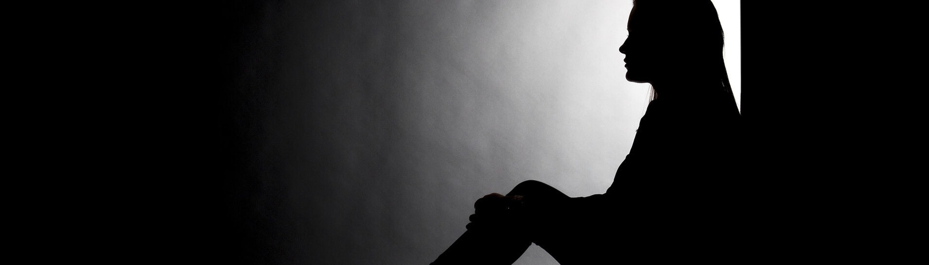 Frau im Schatten (Foto: Adobe Stock/akf)