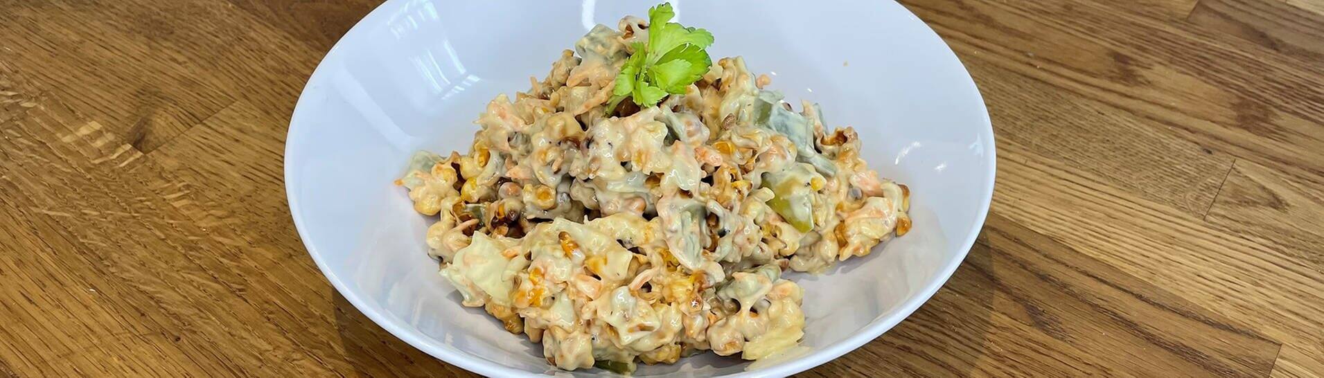 Knuspriger Popcorn-SalatMolly's Crunchy Snap Pea Popcorn Salad (Foto: SWR3, Laura Bante)