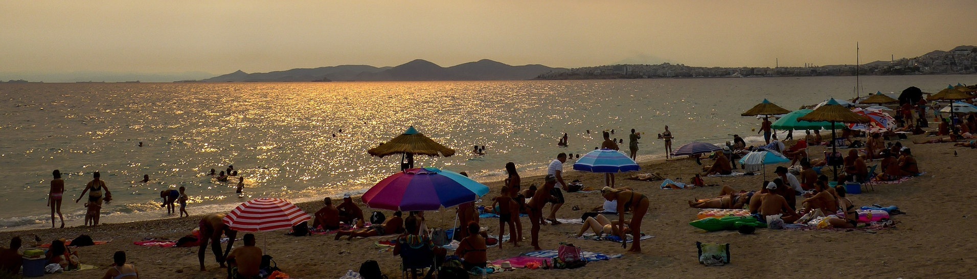 Griechenland - Athen: Rauchwolken, ausgelöst durch die Feuer auf der Insel Euböa, verdunkeln den Himmel über Athen. (Foto: picture-alliance / Reportdienste, ANE / Eurokinissi | Giannis Panagopoulos)