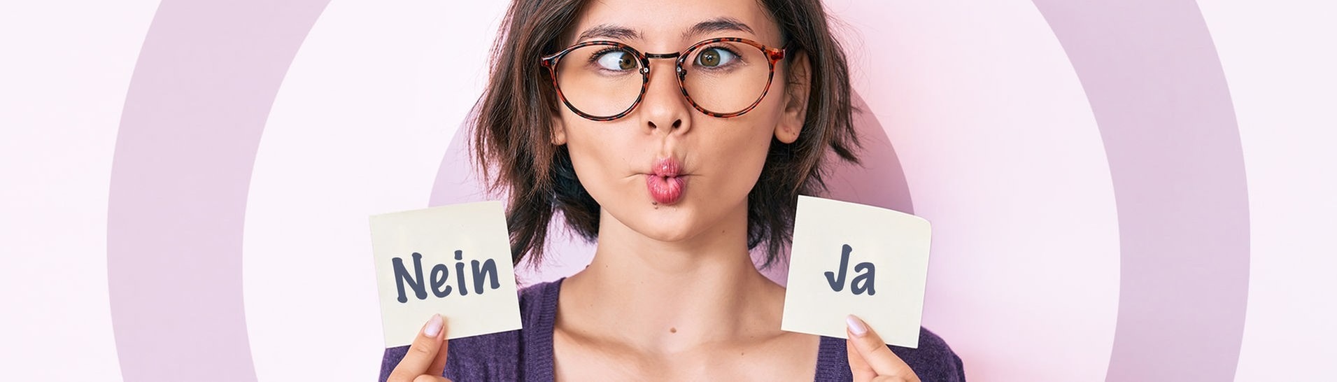 Frau zieht eine Grimasse, sie hält zwei Zettel in der Hand. Auf einem steht NEIN, auf einem JA. (Foto: Adobe Stock/Krakenimages.com)