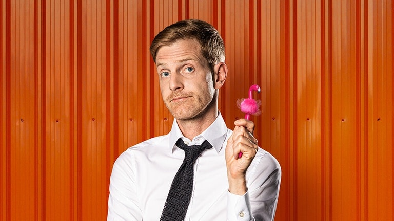 Philipp Walulis vor rotem Hintergrund (Foto: SWR3, Andras Zitt)