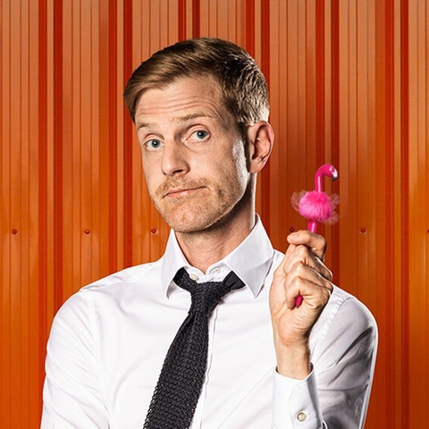 Philipp Walulis vor rotem Hintergrund (Foto: SWR3, Andras Zitt)