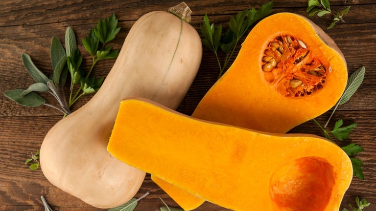 Ganzer Kürbis und aufgeschnitter Kürbis Sorte Butternut (Foto: IMAGO, Shotshop)