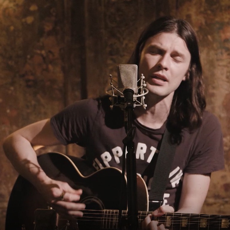 James Bay mit Gitarre und Mikrofon (Foto: SWR3)