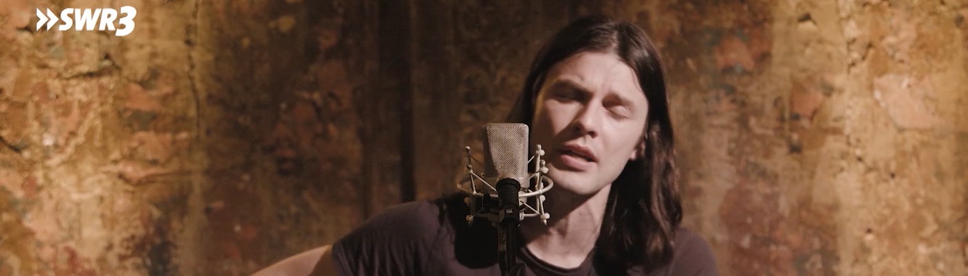 James Bay mit Gitarre und Mikrofon (Foto: SWR3)