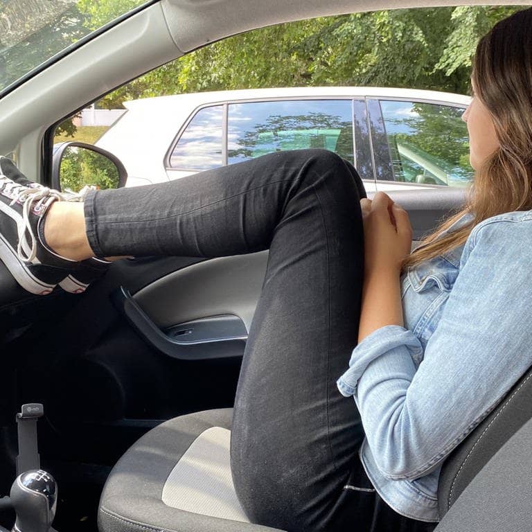Frau in unsicherer Sitzposition im Auto (Foto: SWR3)