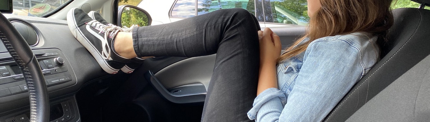 Frau in unsicherer Sitzposition im Auto (Foto: SWR3)