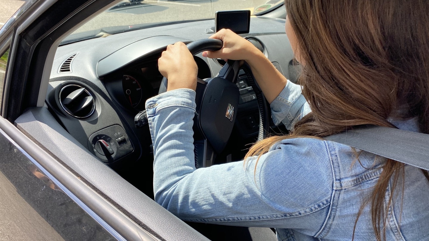 Frau in unsicherer Sitzposition im Auto (Foto: SWR3)