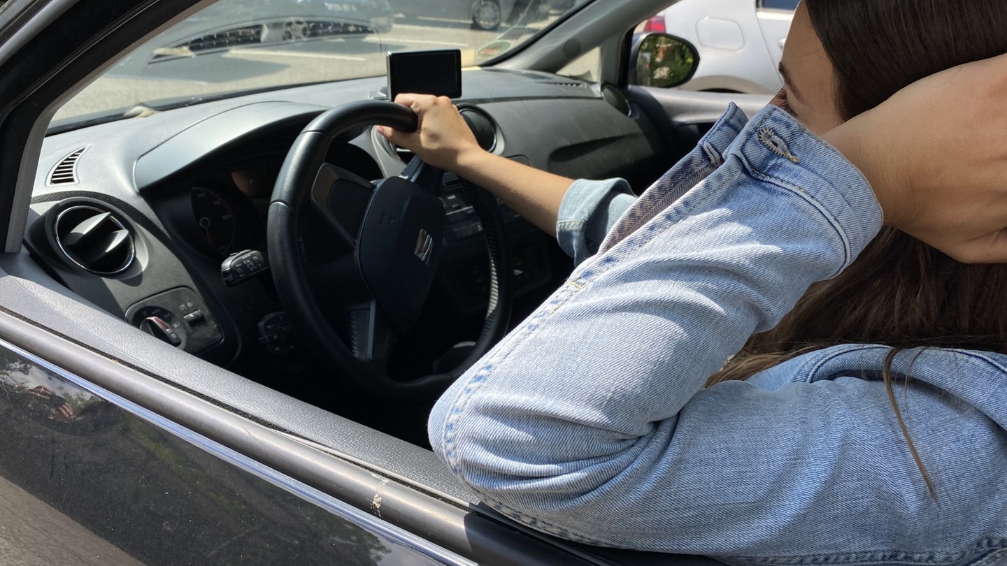Frau einhändig am Lenkrad in Auto (Foto: SWR3)