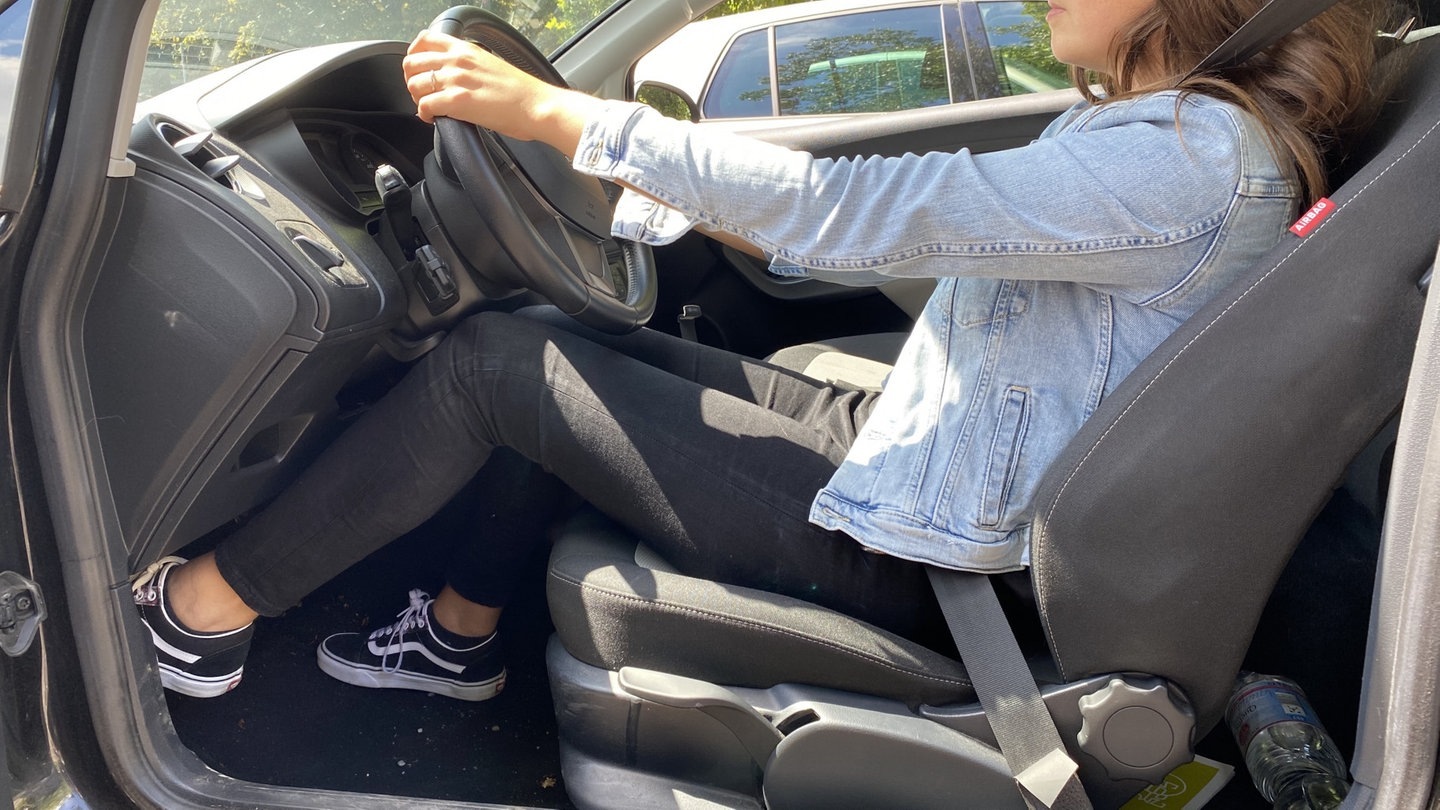 Frau fährt in liegender Position Auto (Foto: SWR3)
