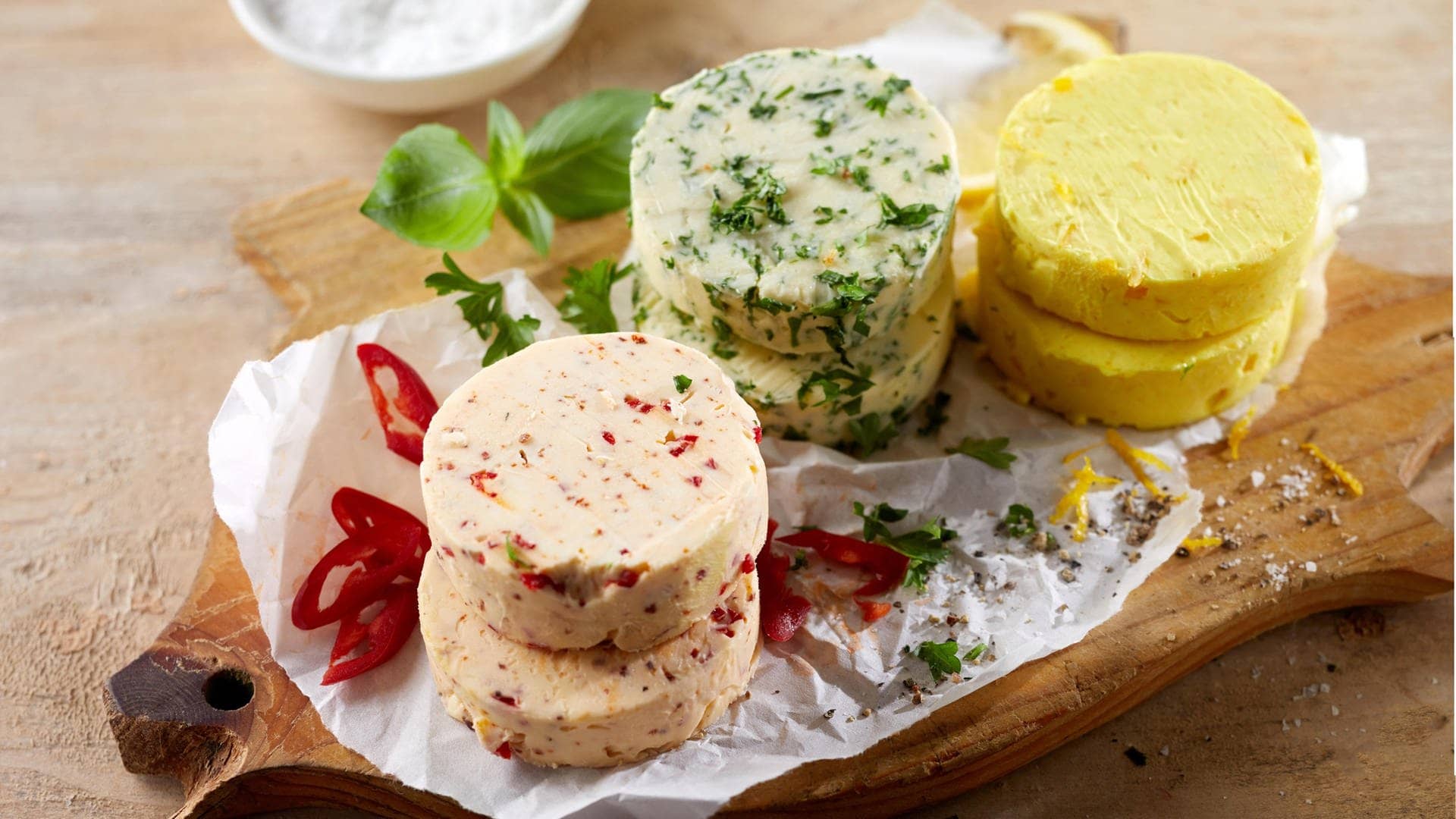 Butter-Variationen mit Kräutern und Gewürzen auf einem Vesperbrett (Foto: Adobe Stock/exclusive-design)