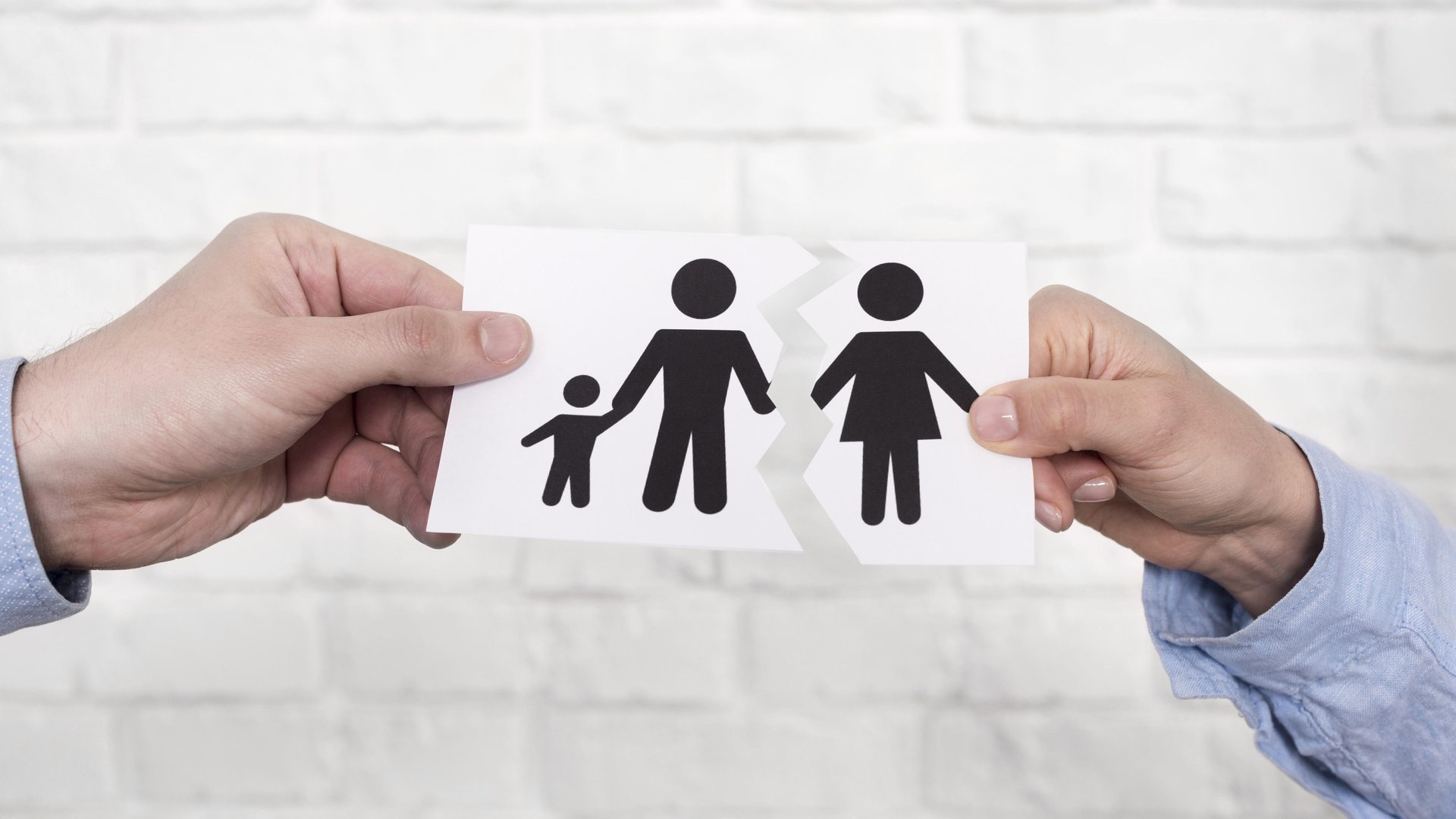 Zwei Hände halten ein Bild von einer Familie, welches zerrissen wurde (Foto: picture-alliance / Reportdienste, picture alliance / Zoonar | Oleksandr Latkun)